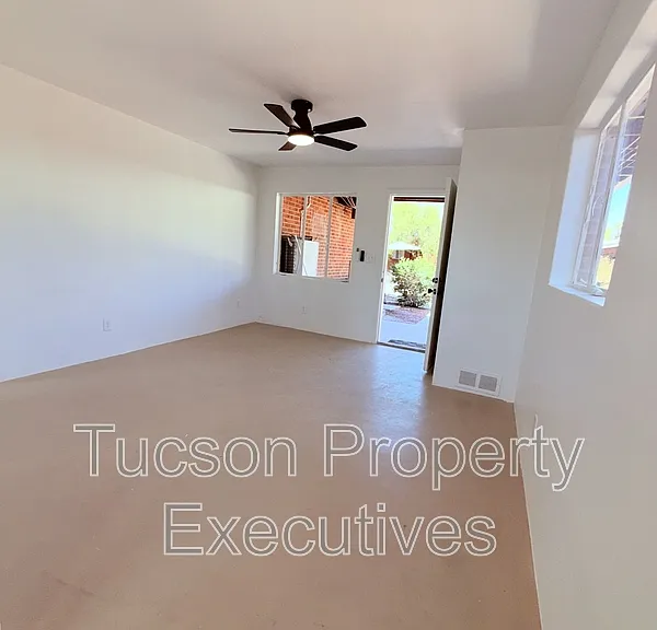814 N Alvernon Way #A — Photo 5