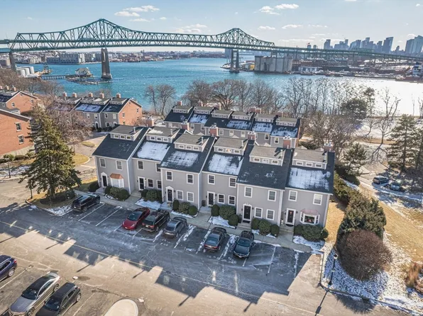 28 Breakwater Dr #16, Chelsea, MA 02150