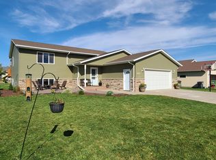 2211 Castlewood Dr, Worthington, MN 56187