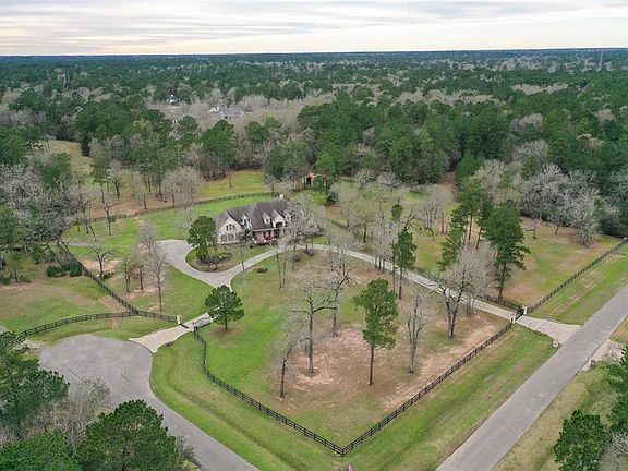 Corner lot on double cul de sac street!Very Private and surrounded by large acreage neighboring properties