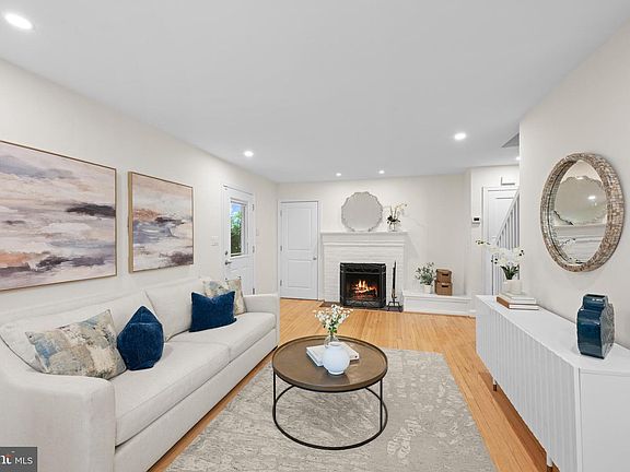 4th image of 403 E Melbourne Ave