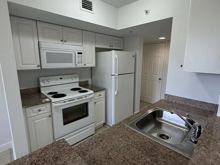 21050 SW 87th Ave #208 — Photo 4