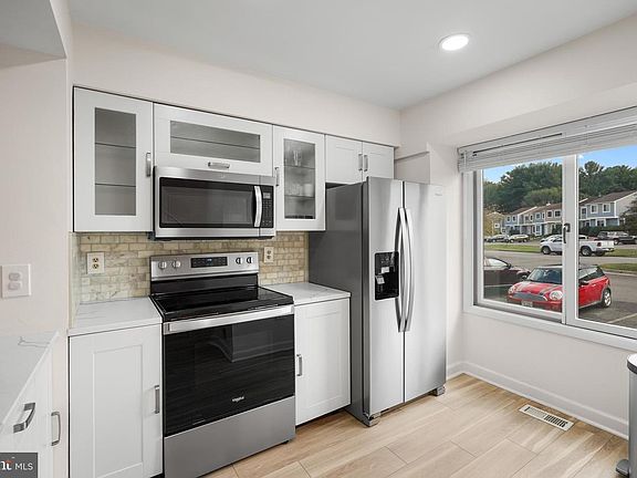 3rd image of 6 Sugarland Square Ct