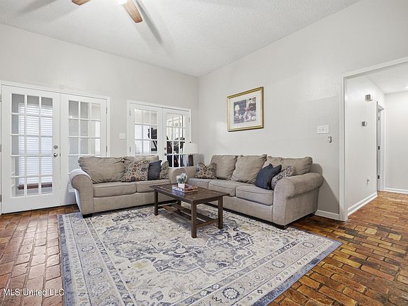 4th image of 1909 Hemlock Dr