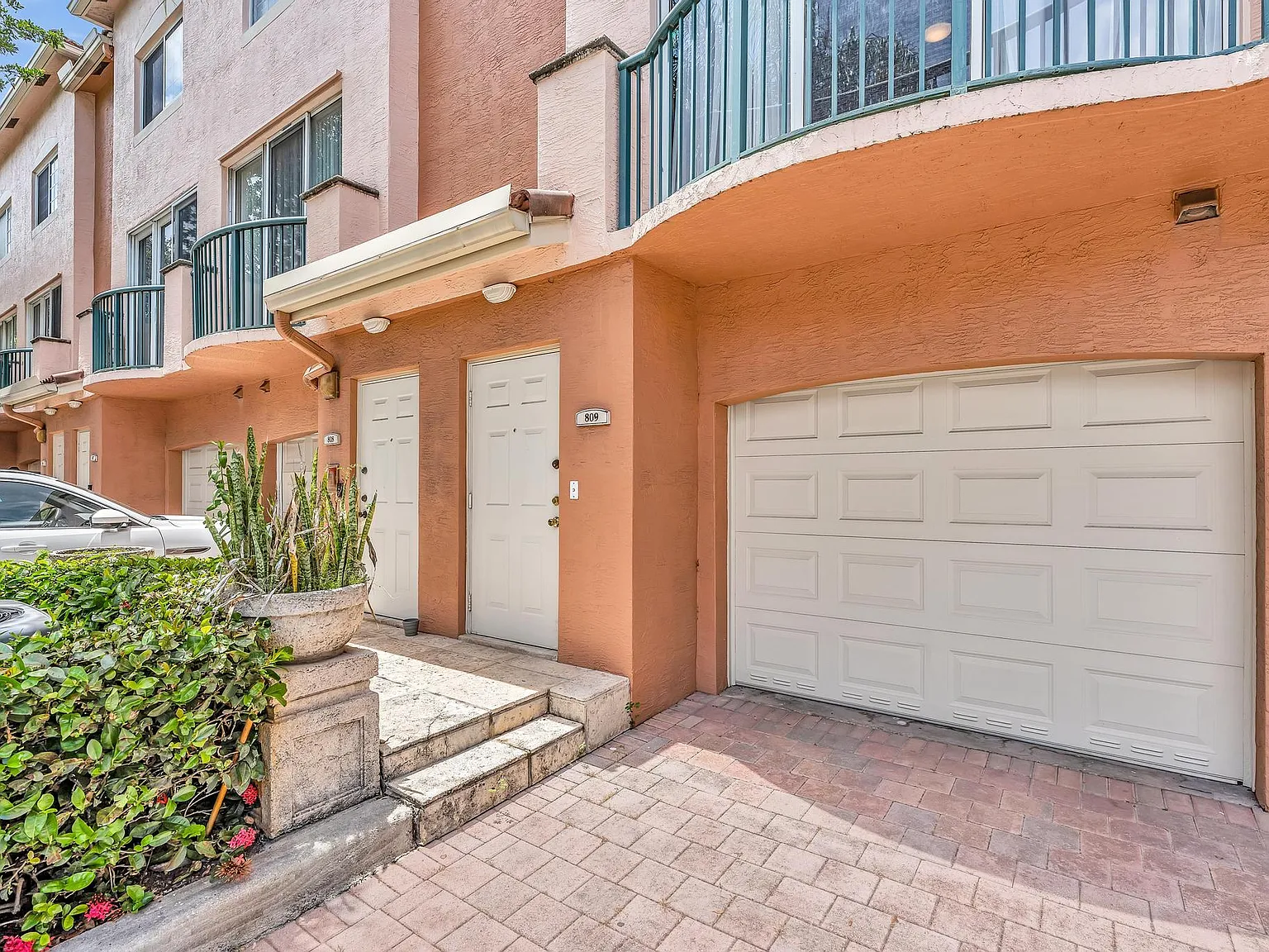 1 bed, 878 sqft, $2,100 — Photo 1