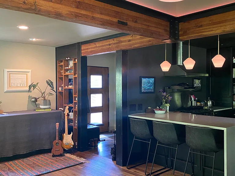 Open layout, vaulted ceilings, alcove lighting.