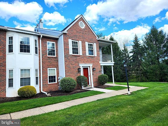 4th image of 208 Fountain Farm Ln