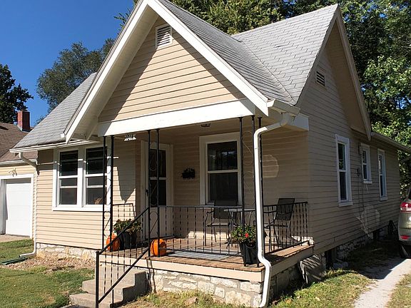 Front Lawn & Covered Porch