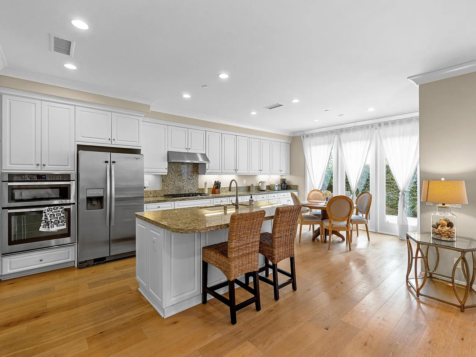 3 bed, 2.5 bath, 2022 sqft, $6,000 — Photo 3