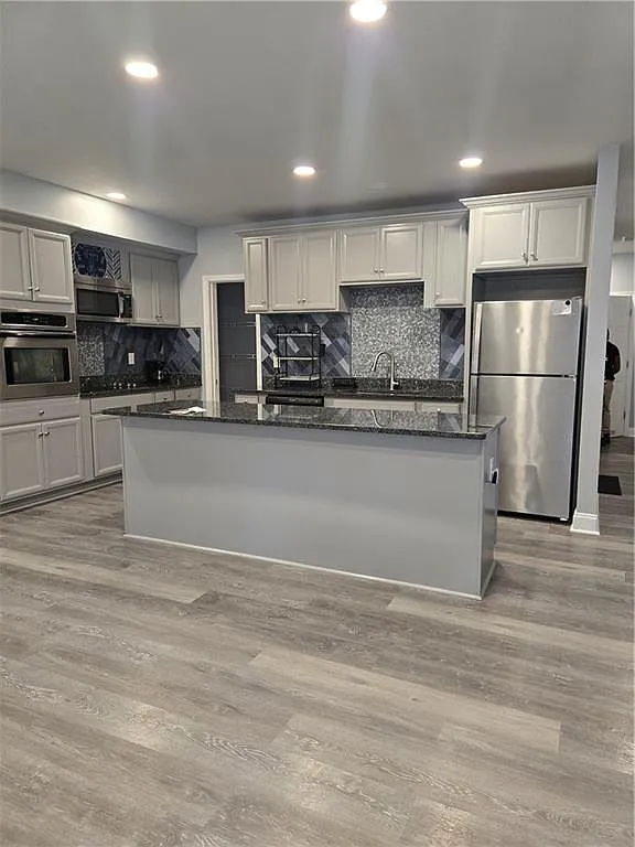 2 bed, 1.0 bath, 3331 sqft, $1,650 — Photo 3