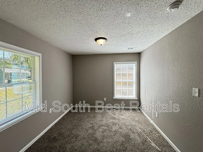 5617 Shamrock Dr — Photo 3