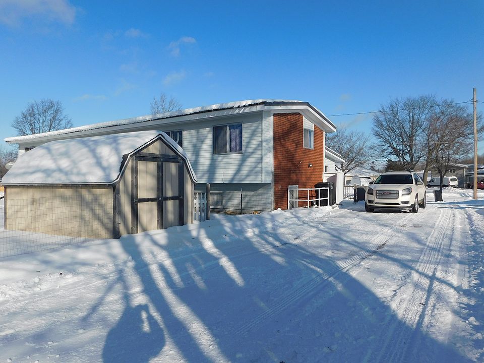 1st image of 12 Hope Ln #12