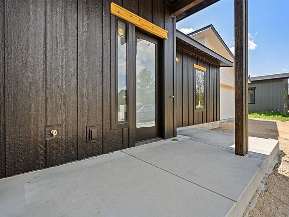 3rd image of 5585 Golf Dr