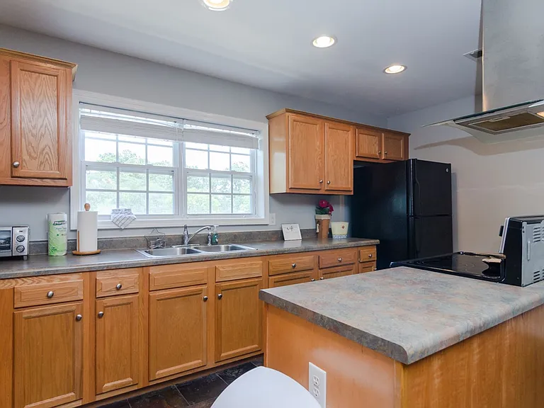 102 Moorefield Dr — Photo 10