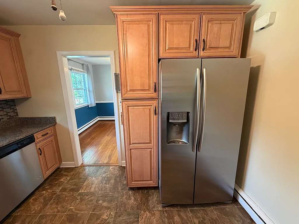 4 bed, 2.0 bath, 1927 sqft, $2,350 — Photo 4