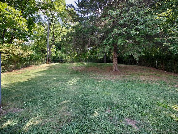 5th image of 907 Fairway Dr NW
