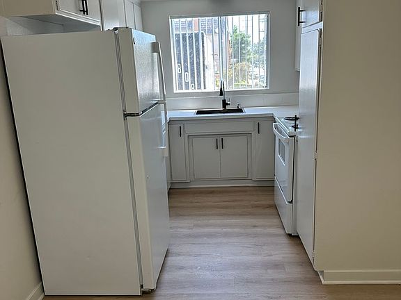 5th image of 10805 Camarillo St APT 5
