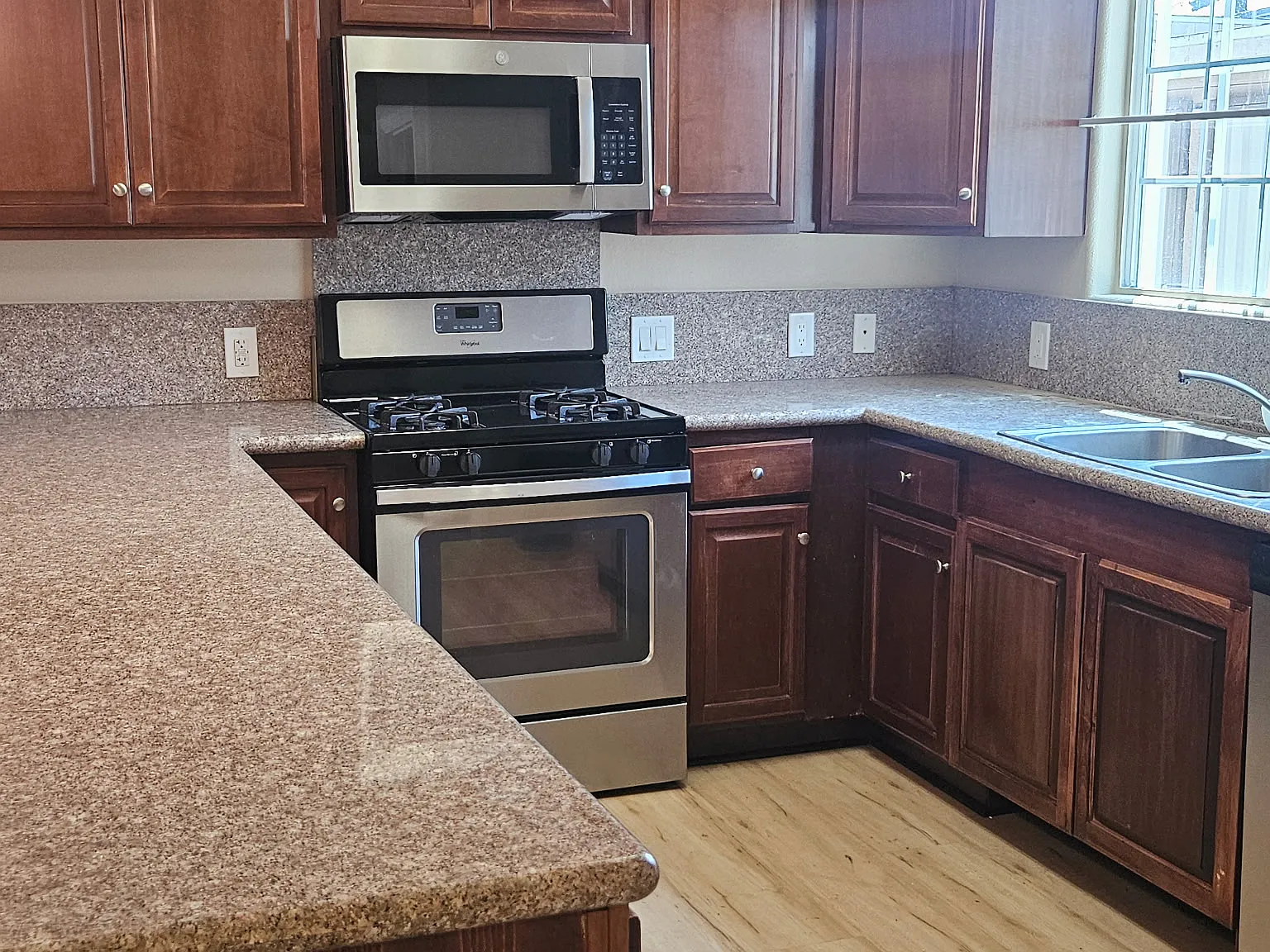 Large first floor apartment in a Quiet Building (Handicap Accessible) — Photo 2