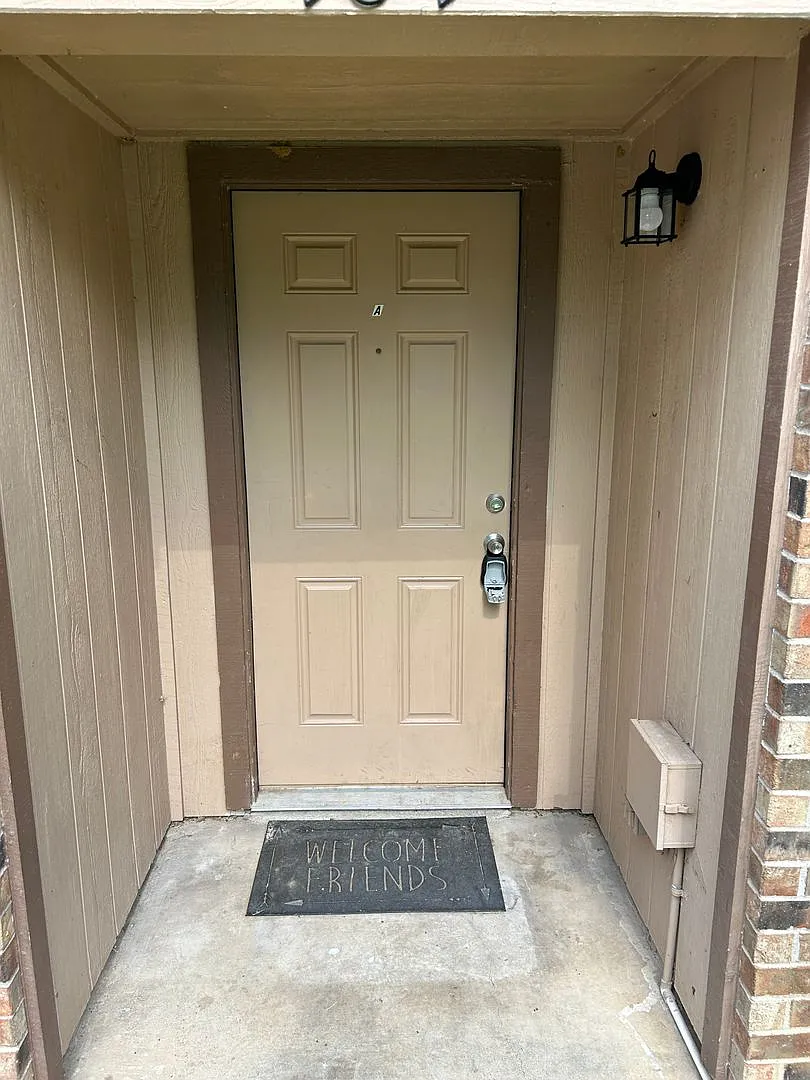 404 Jordan Ln. — Photo 3