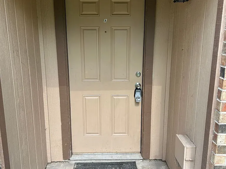 404 Jordan Ln — Photo 2