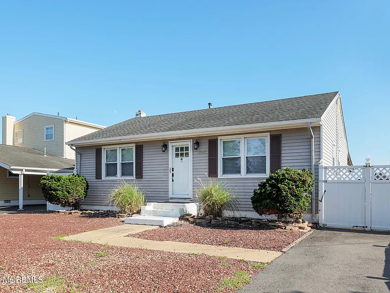 1345 Bay Ave — Photo 18