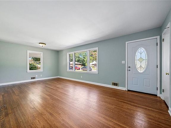 3rd image of 62 Larose Cir SE