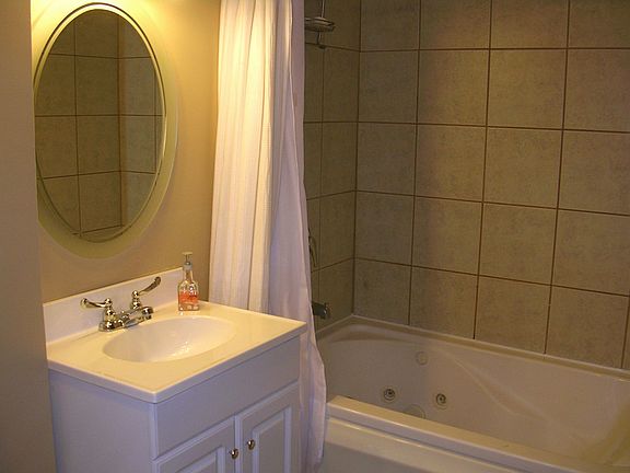 bathroom w/ jetted tub