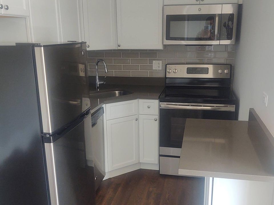 1st image of 837 W Lakeside Pl #105