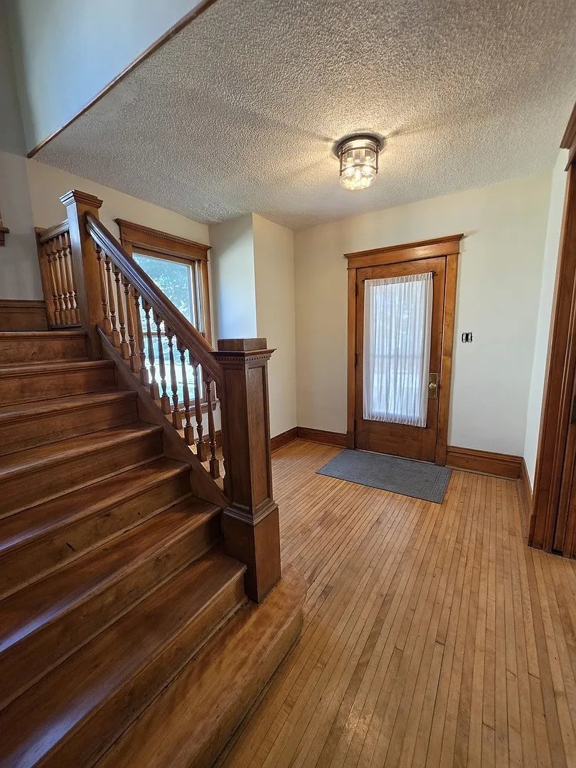3 bed, 1759 sqft, $2,500 — Photo 3