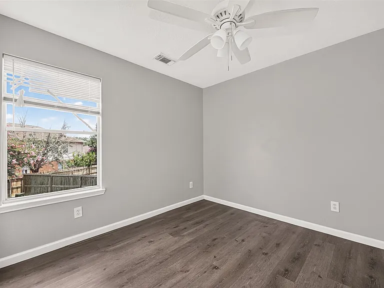 19451 Nasworthy Dr — Photo 35