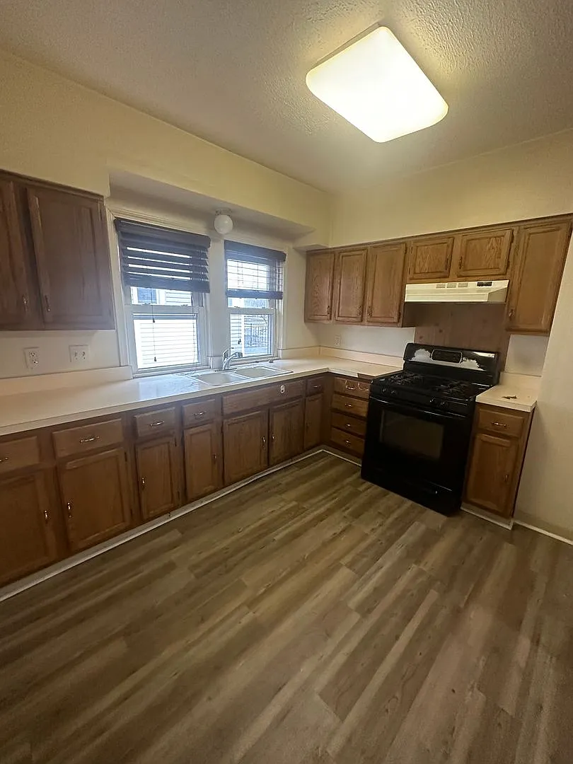 4bd Single Cash Pay/Section 8 *1/2 Off Security Deposit Special* — Photo 2