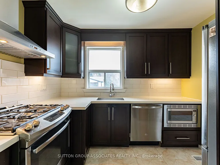 21 Deevale Rd #MAIN FL — Photo 10
