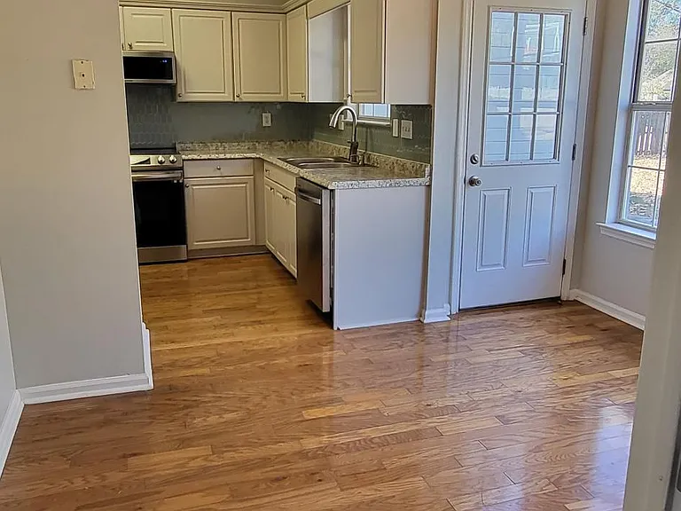 1118 Amberley Woods Dr — Photo 11