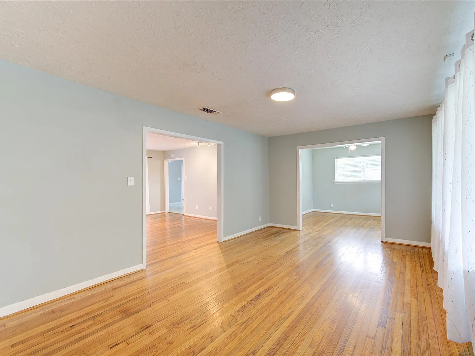 3 bed, 2.0 bath, 1843 sqft, $2,450 — Photo 4