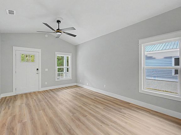 3rd image of 1016 W 15th St