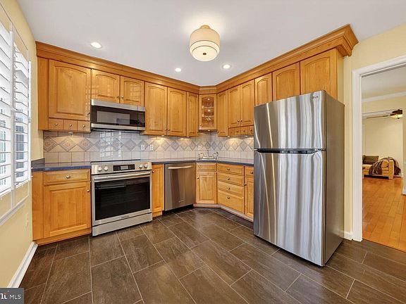 3rd image of 4575 Airlie Way
