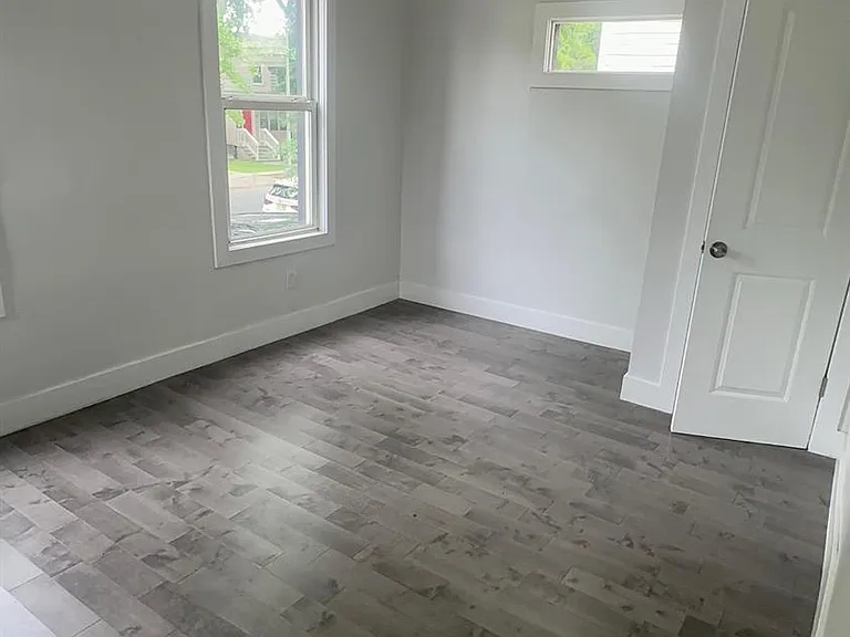 21 Oak St — Photo 2