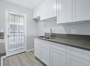 Roswell Avenue (905), Long Beach, CA 90804