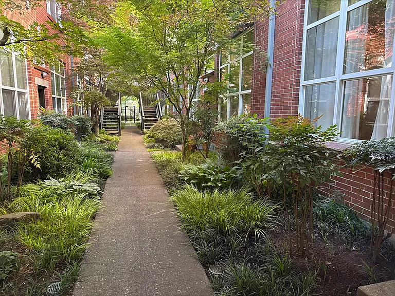 1009 NW Hoyt St #103 — Photo 2