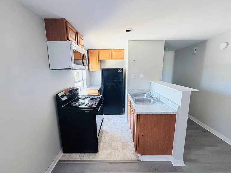 1002 Avenue E #4 — Photo 3