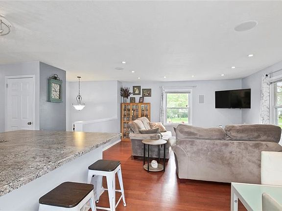 3rd image of 388 Hood Dr