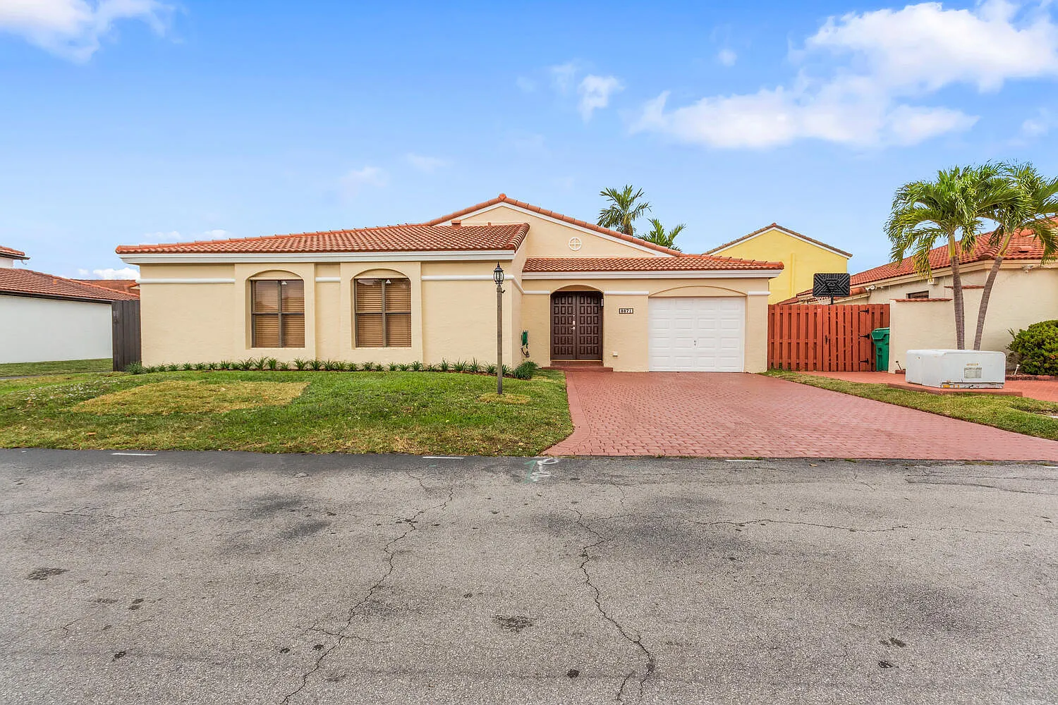 3 bed, 2.0 bath, 1372 sqft, $4,000 — Photo 2