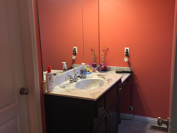 Master bath w/walk in closet