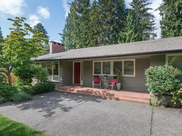 3885 Hillcrest Ave, North Vancouver, BC V7R 4B7