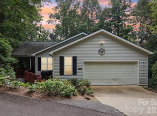 702 Cinnamon Way, Flat Rock, NC 28731