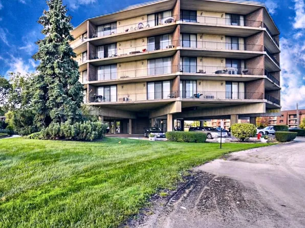 2304 Holiday Ter APT 401, Lansing, IL 60438