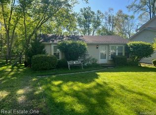 3243 Chenoa St, Commerce Township, MI 48382