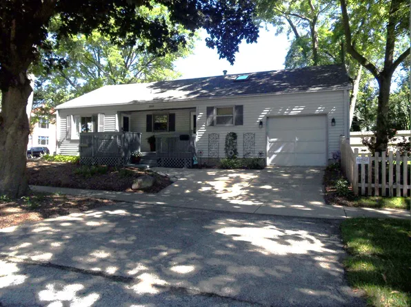 1221 Kenilworth Pl, Aurora, IL 60506