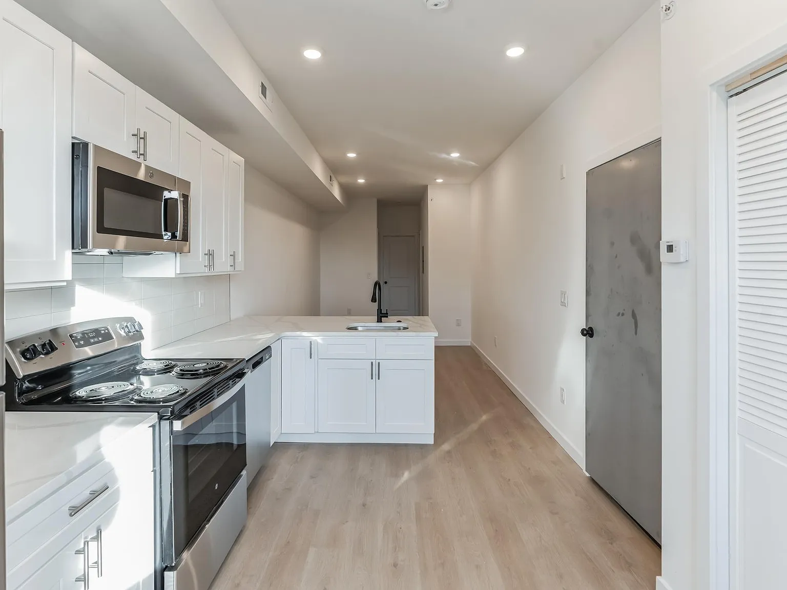 1 bed, 700 sqft, $1,375 — Photo 3