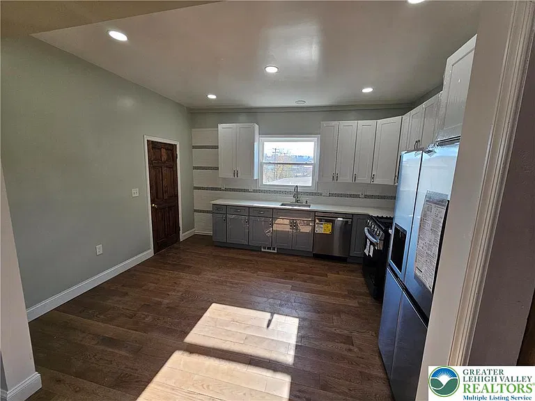 912 Spring Garden St — Photo 5